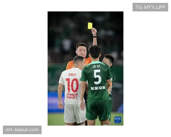 浙江队外援弗兰克不满判罚，被主裁判出示黄牌警告